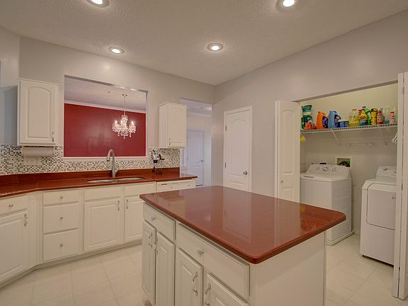 5th image of 613 Radnor Ln