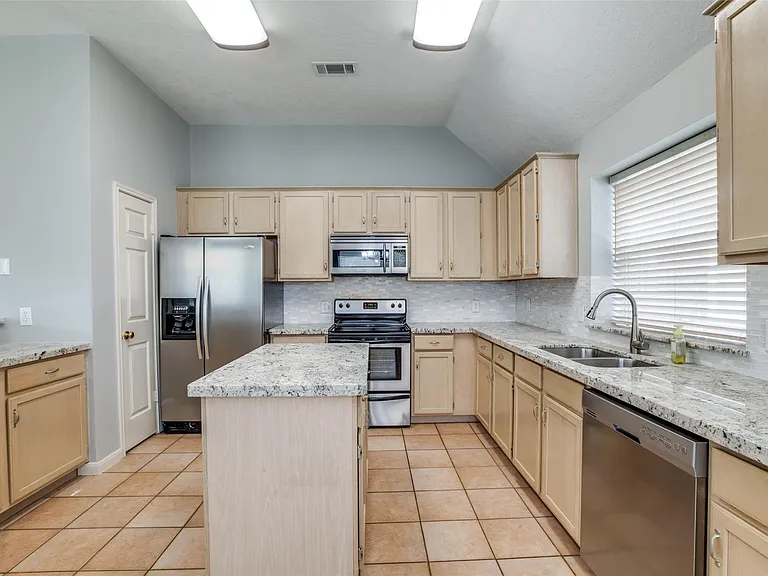 9331 Rodgers Rd — Photo 15