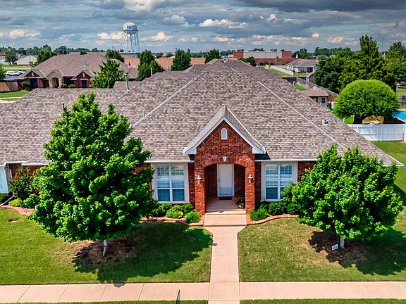3rd image of 1001 Empress Cir