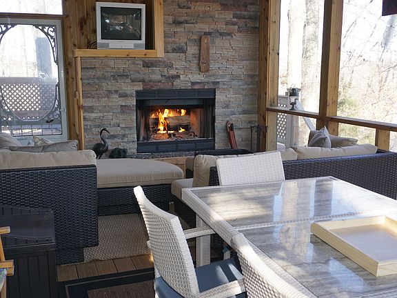 Screened porch w/fireplace