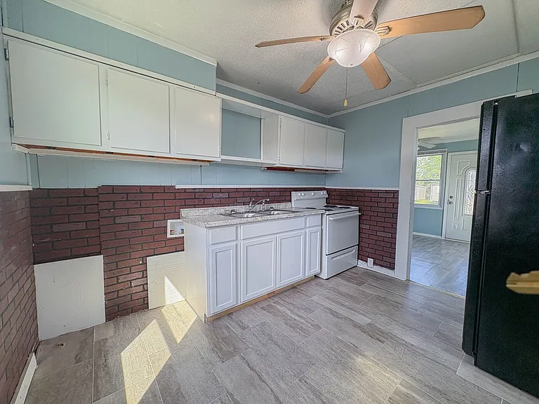 1919 Half Moon Cir — Photo 3