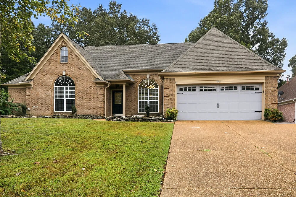 3 bed, 2.0 bath, 1856 sqft, $2,045 — Photo 1
