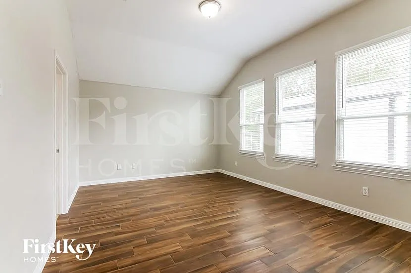 4 bed, 2.0 bath, 2202 sqft, $2,940 — Photo 3