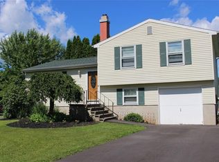 8082 Evesborough Dr, Clay, NY 13041
