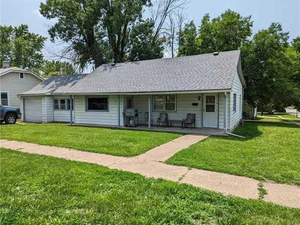 310 N 8th St, Hiawatha, KS 66434