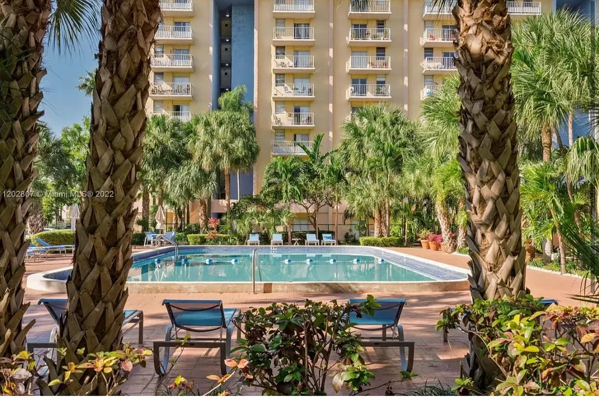 Building Photo - 4550 NW 9th St #114