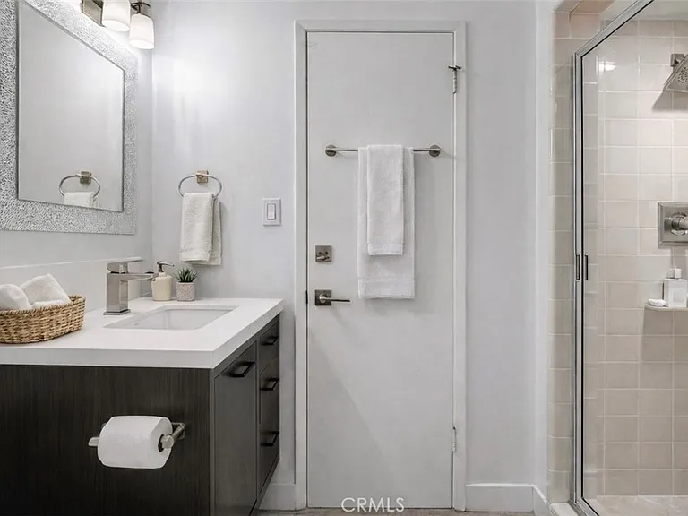 4450 Hayvenhurst Ave — Photo 19