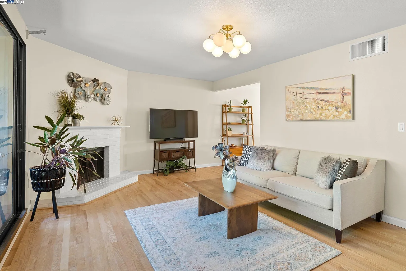 444 Sylvia Way photo 1