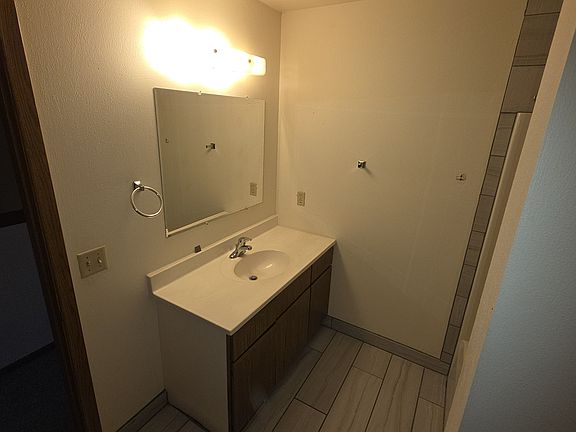 4th image of 8 Fordem Ct