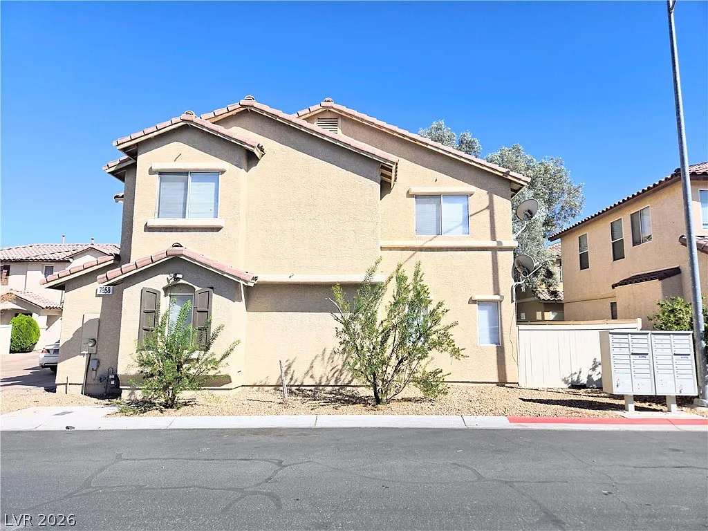 5 bed, 3.0 bath, 1937 sqft, $2,195 — Photo 2