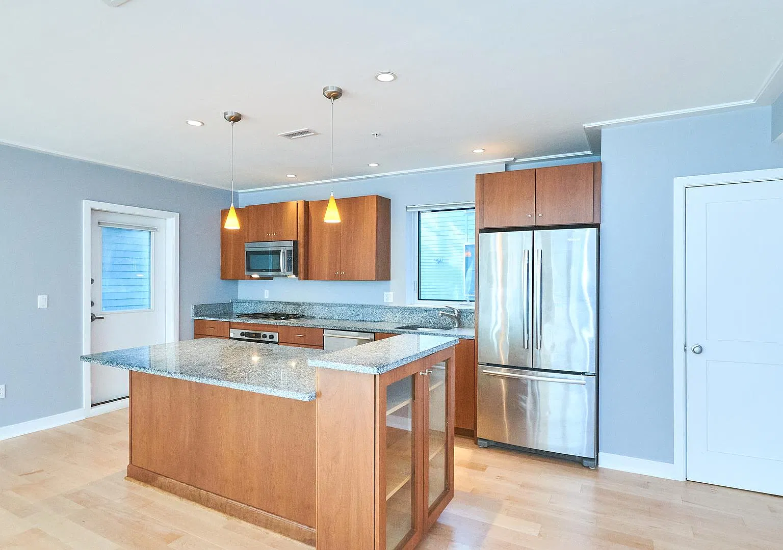 2 bed, 1200 sqft, $4,500 — Photo 2