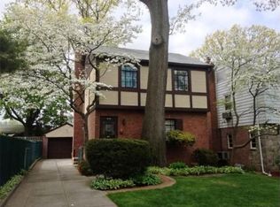 7942 210th St, Hollis Hills, NY 11364