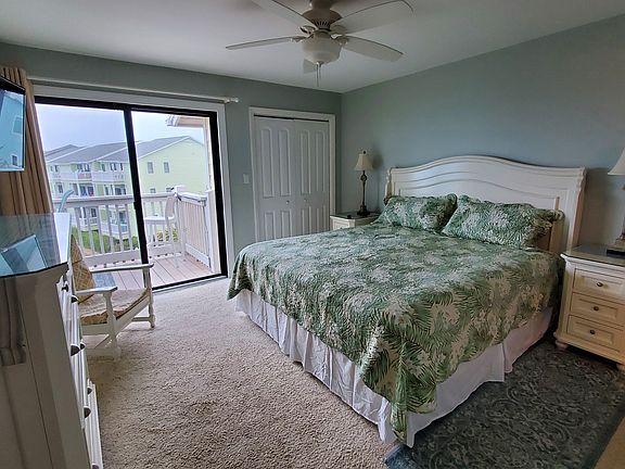Master bedroom-King bed