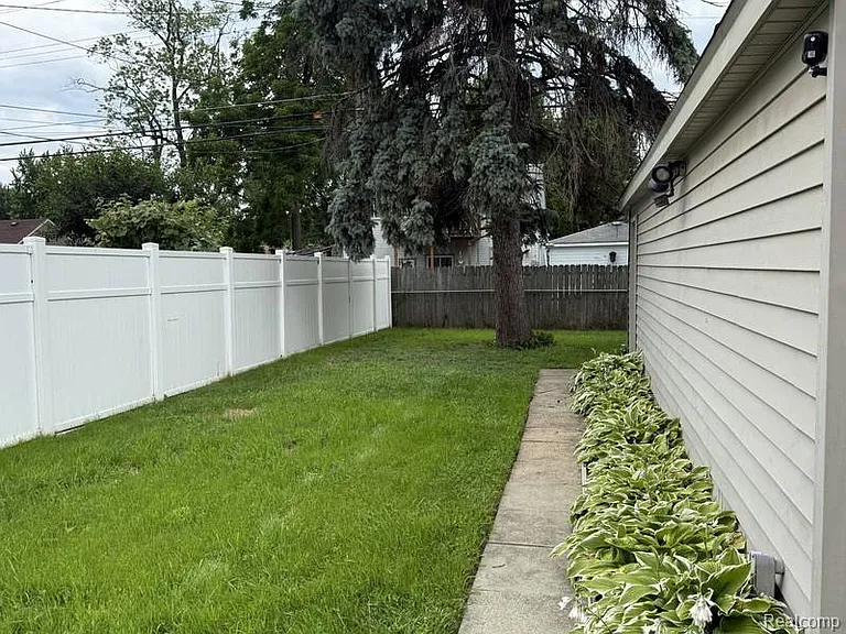 8303 Lenore St — Photo 20