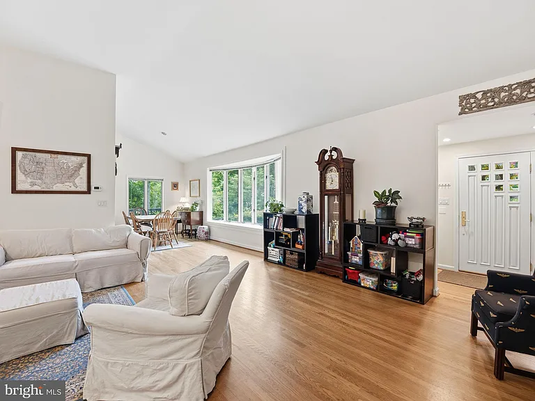 405 Underhill Pl — Photo 7