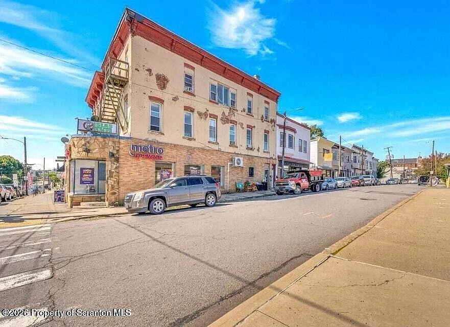 3 bed, 1.0 bath, 900 sqft, $1,200 — Photo 2