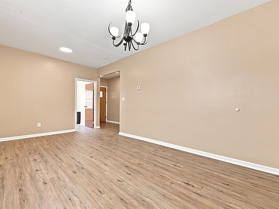 3rd image of 164 W 31st St #1