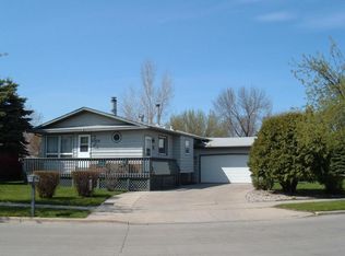 2914 Shadow Rd, Grand Forks, ND 58201