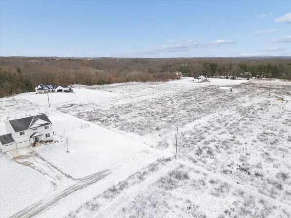 330 Cumberland Ave SE, Lowell, MI 49331