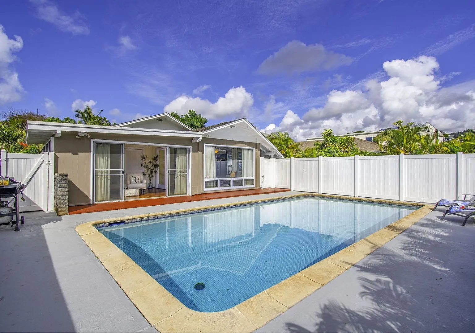 2bd/2ba Home w/Private Pool, Upscale decor, & Near Kahala Beach. Kahala Cottage — Photo 1