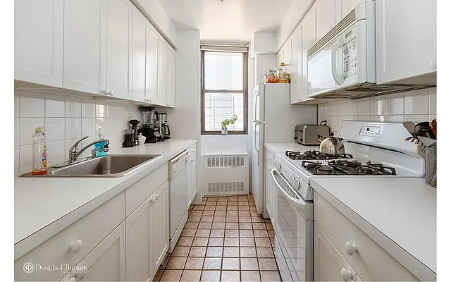 Rented by Douglas Elliman | media 14