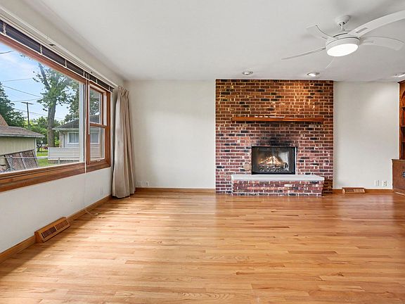 5th image of 1806 Broadway St