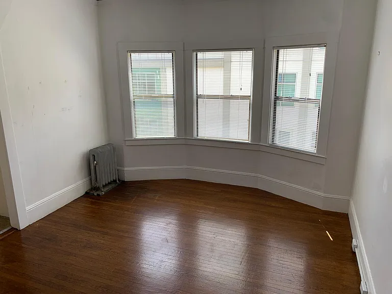 1907 Center St #11 — Photo 2