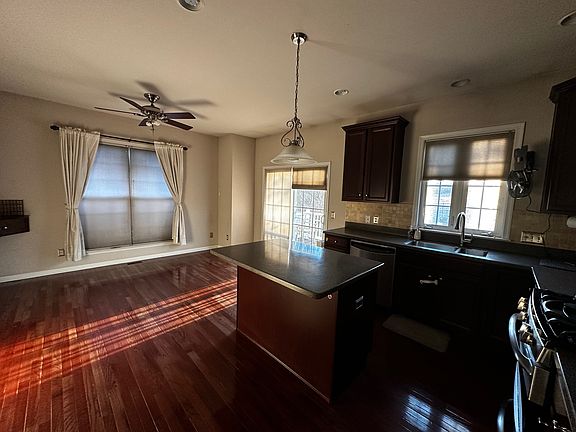 Open Kitchen - end unit bring a lot of light.