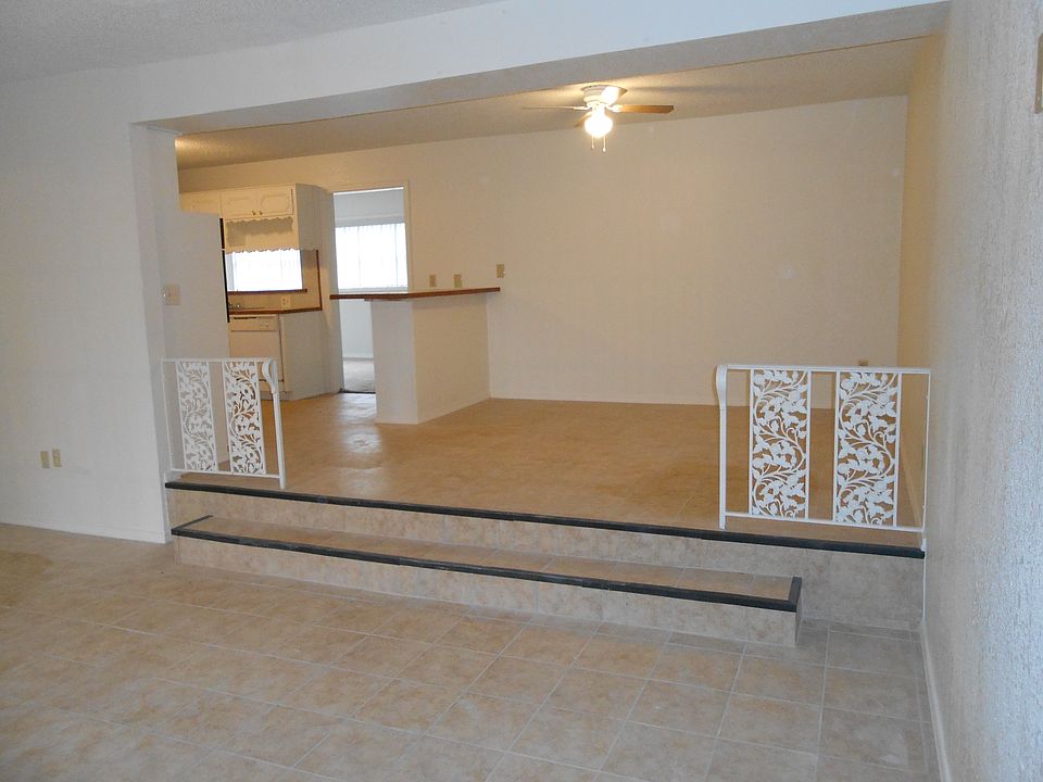 Entry to Dining Room from Sunken Livingroom