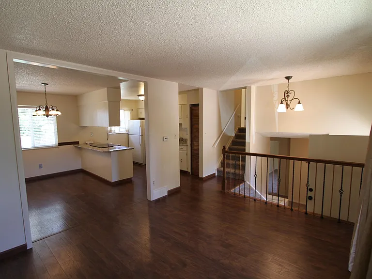 1085 Applewood Dr — Photo 7