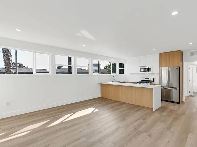 8355 Blackburn Ave — Photo 13