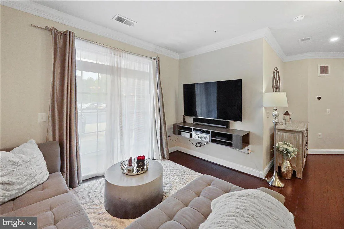 1 bed, 1.5 bath, 854 sqft, $1,990 — Photo 2