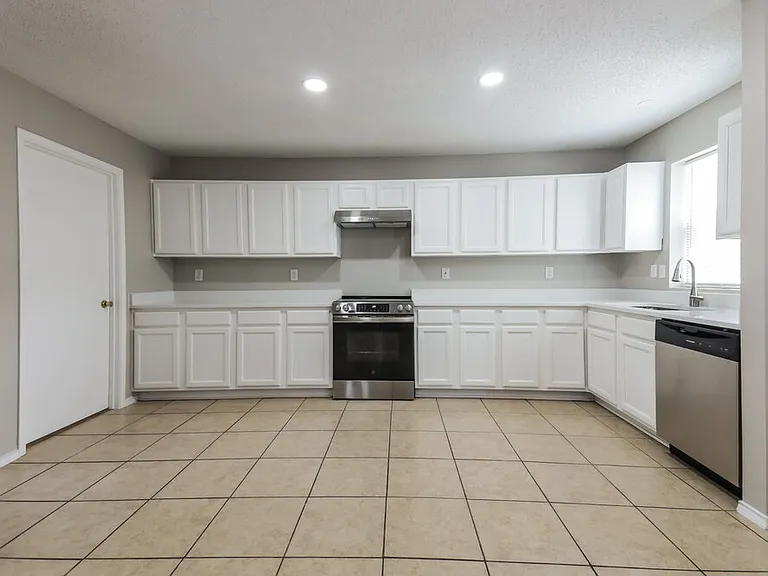 1435 Foxwood Ln — Photo 6