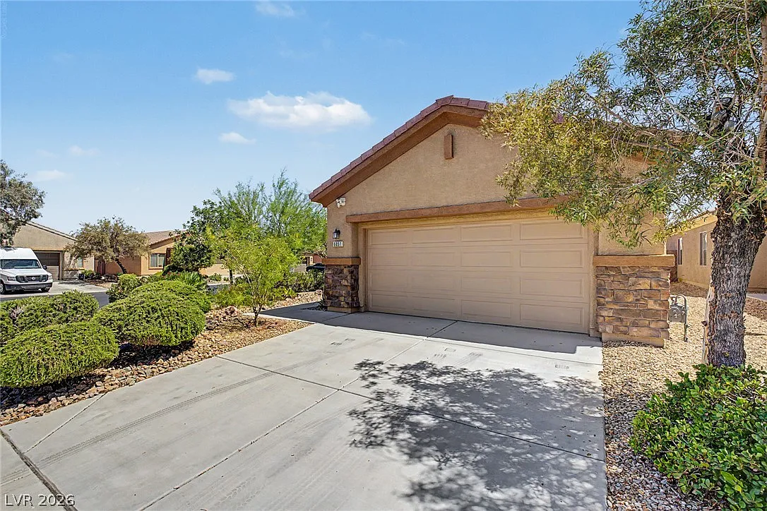 3 bed, 2.0 bath, 1726 sqft, $2,030 — Photo 2