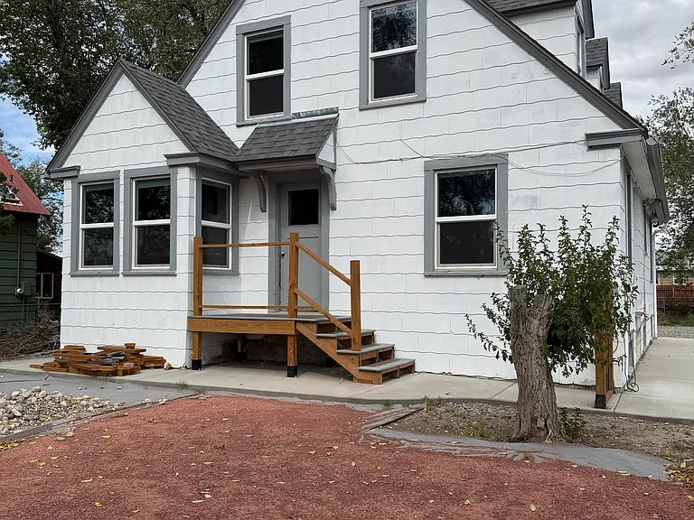 2542 Elm Ave — Photo 3