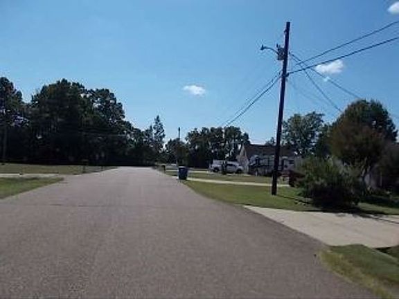 Exterior Neighborhood (street photo)