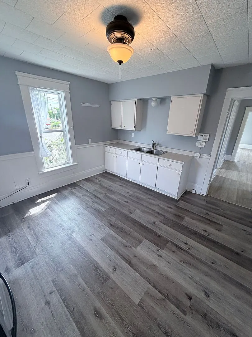 3 Bed / 1 Bath Spacious Layout with Walk-In Closet & First-Floor Laundry! — Photo 4
