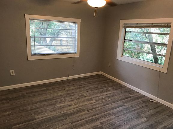 4th image of 902 W Columbus Dr #B