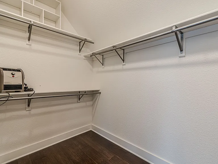 311 W Mistletoe Ave — Photo 33