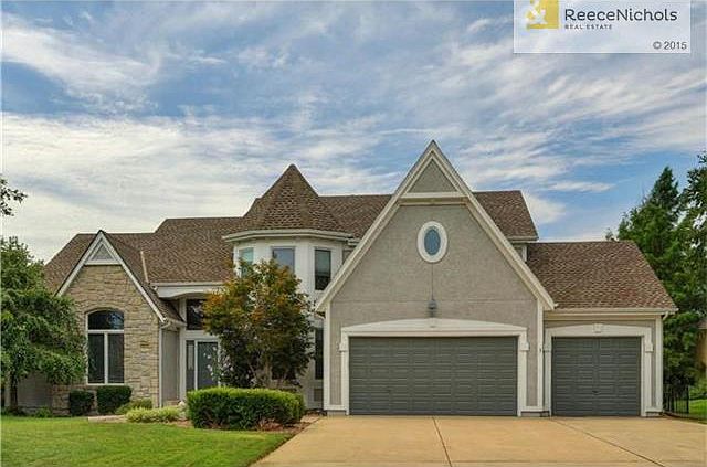 Great 1.5 story located in Worthington on a club-de-sac!