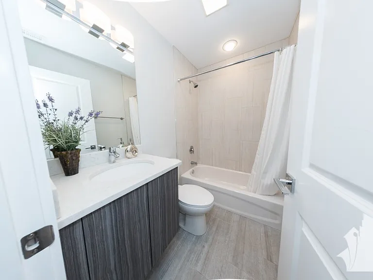2630 N Rockwell St #2 — Photo 8