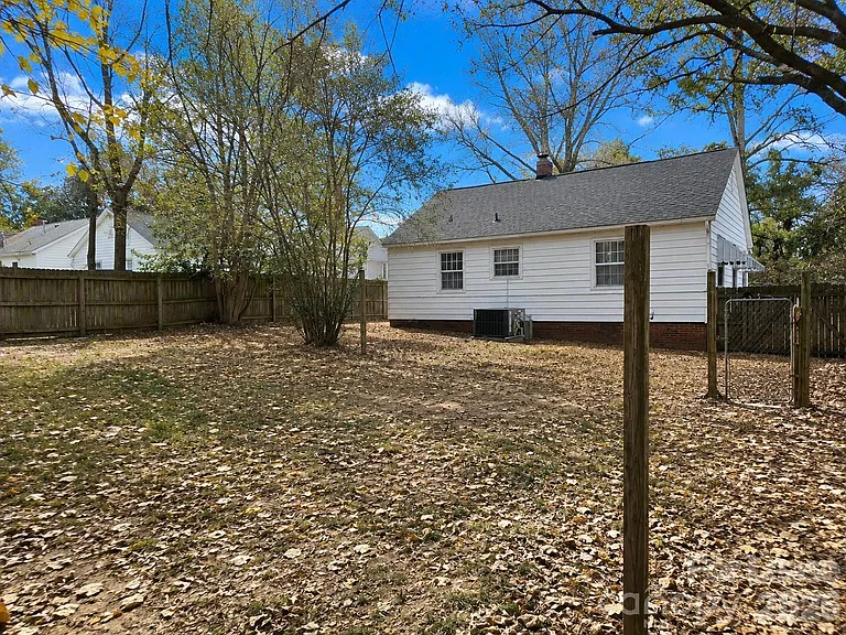 2733 Parkway Ave — Photo 9