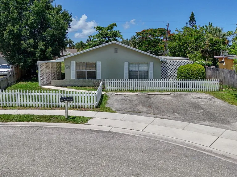 3943 Roan Ct W — Photo 35