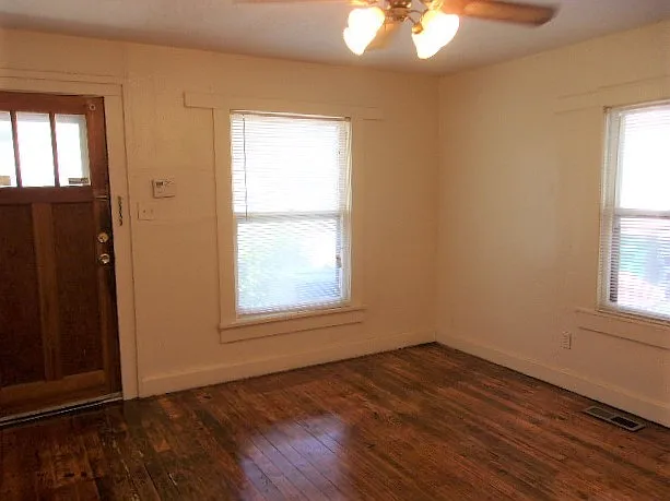 523 SW 26 — Photo 3