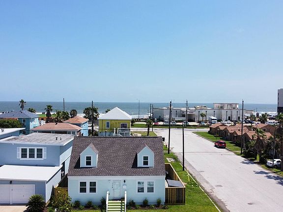 House with ocean view from the back deck and 2nd floor bedrooms