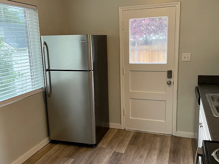 1077 W Briarcliff Ave — Photo 3