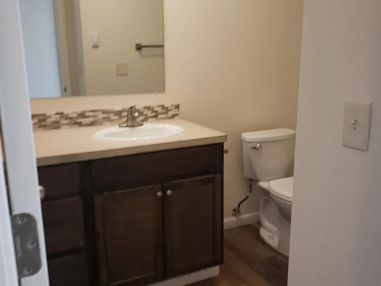252 NE Kane Dr — Photo 4