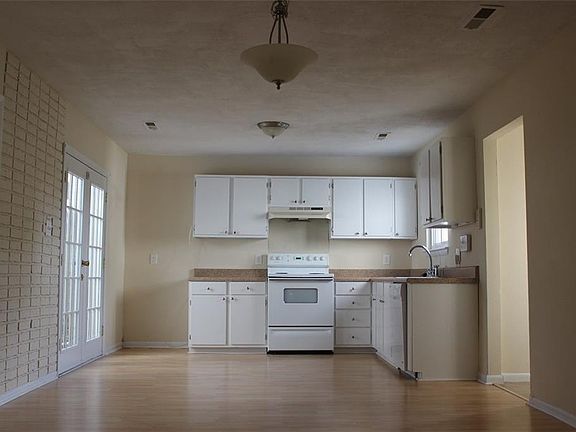 3rd image of 3940 Sunstream Pkwy