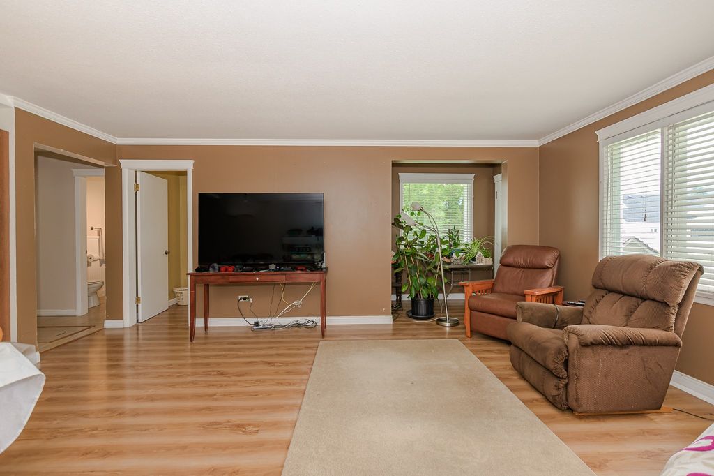 729 Stanley Ave, Enderby, BC - View 4