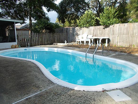 3rd image of 1403 Vinemont Dr